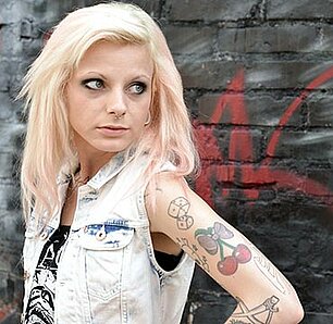 Blonde Frau mit Tattoos